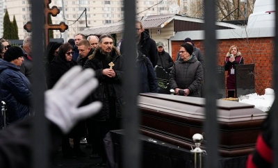 Вышедший из консульства России в Гамбурге мужчина протащил по земле россиянку, которая попыталасть помешать ему разрушить мемориал памяти Навального