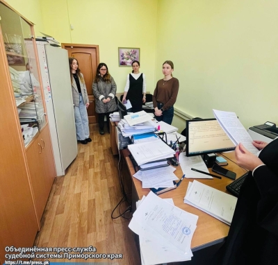 Во Владивостоке назначили административные аресты трем сборщикам подписей за Надеждина из‑за чата в телеграме