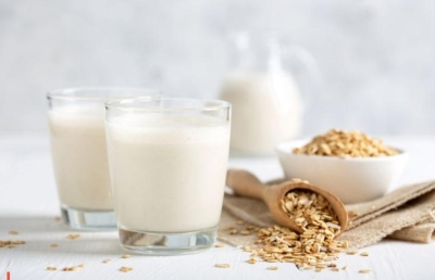 Отличный источник кальция, фосфора и калия: польза овсяного молока, возможные риски и помощь в похудении